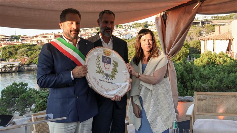 Porto Cervo, la celebre Piazzetta intitolata a Karim Aga Khan: inaugurata anche una scultura dedicata al fondatore