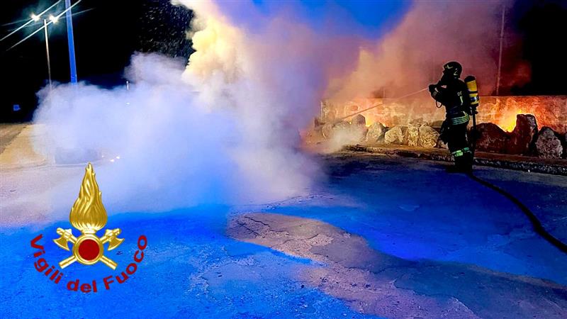 Un'auto prende fuoco nella notte ad Olmedo: i Vigili del fuoco di Alghero spengono le fiamme al campo sportivo