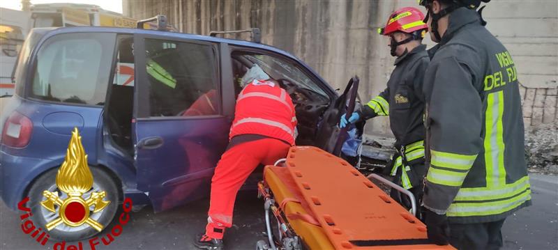 Un'auto si schianta all'alba contro il pilone della sopraelevata a Sassari: l'autista resta incastrato nell'abitacolo