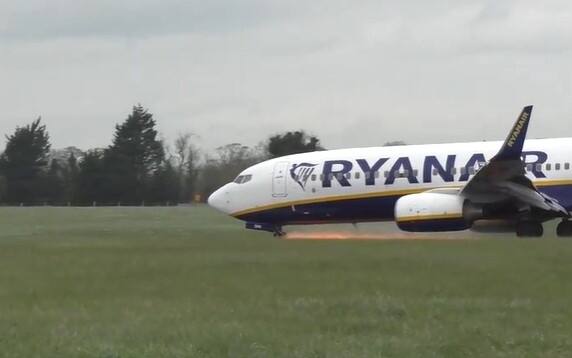 Volo Ryanair da Pisa costretto ad atterrare a Manchester: aveva carburante per soli sei minuti