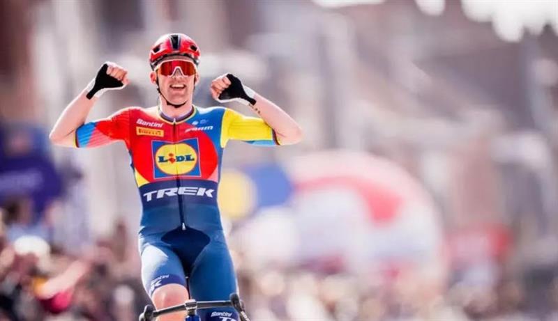 Giro d’Italia 108 – 1ªTappa Durazzo – Tirana: La Corsa Rosa parte dall’Albania: emozioni, fughe, cadute e una volata da batticuore
