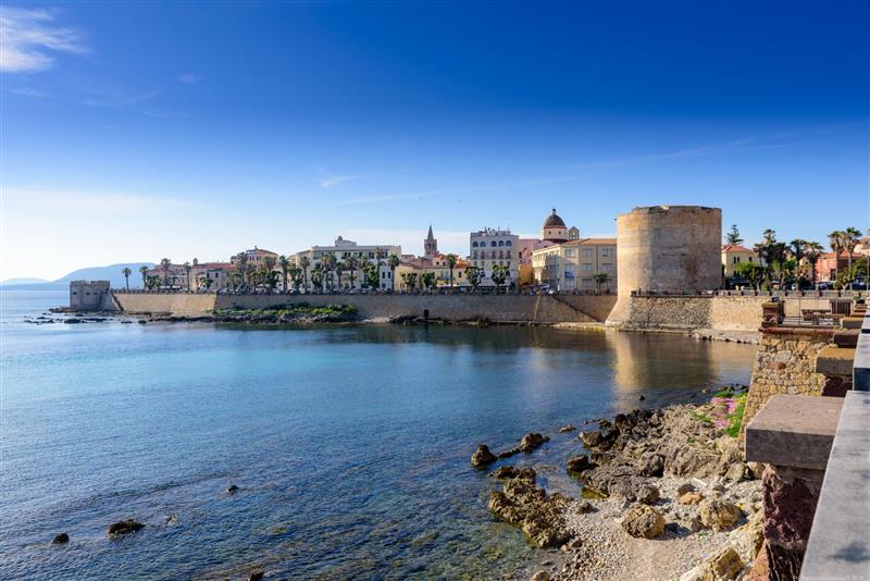 Alghero paga il conto per i turisti di tutti: l
