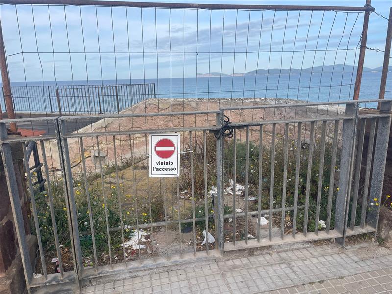 Il lungomare di Alghero perde i pezzi e la Lega inchioda il Comune: tasse alle stelle per passeggiare tra la ruggine