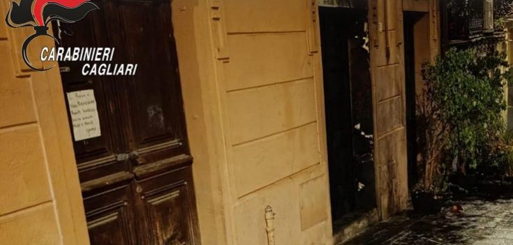 Fiamme nella notte contro la moschea di Cagliari: scatta il presidio in via del Collegio per denunciare il raid