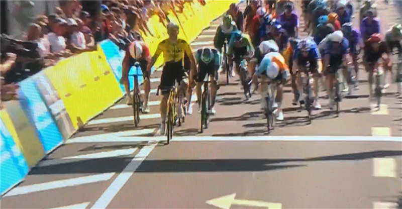 5ª Tappa Tour Auvergne Rhône Alpes 2026 – Van Aert torna padrone a Villars les Dombes, la lunga fuga cede a dodici chilometri