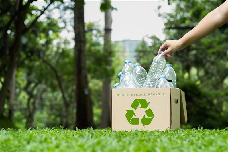 Montagne di plastica nei piazzali sardi: aperti tre centri di stoccaggio d'emergenza mentre la Regione accusa il Governo e i consorzi