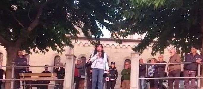 Aritzo, la fiaccolata della rabbia: “In Barbagia non possiamo vivere, ammalarci e neanche morire”