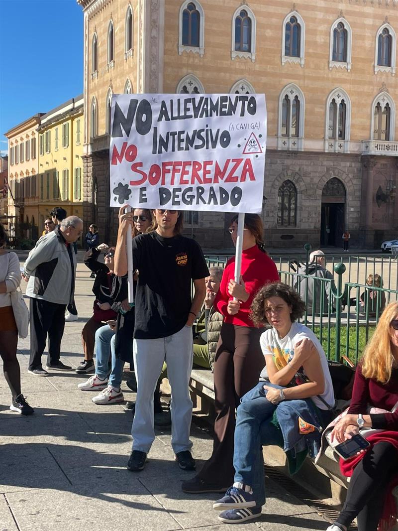 Centinaia in piazza contro l’allevamento intensivo di Caniga