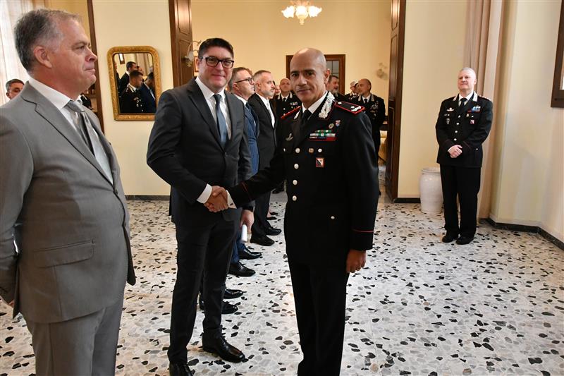 Cagliari, cerimonia solenne alla Caserma Zuddas: undici Carabinieri di Oristano insigniti per operazioni di alto profilo