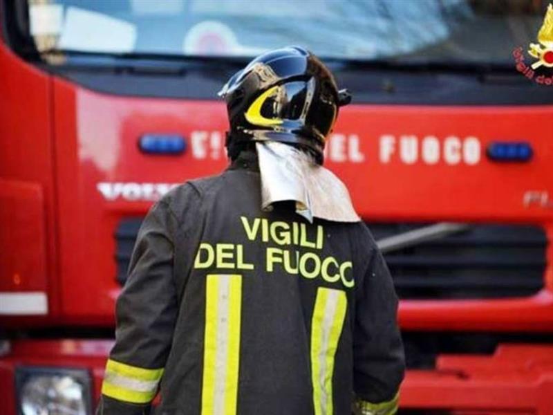 Sestu, fiamme in casa nella notte: madre e figlio finiscono in ospedale