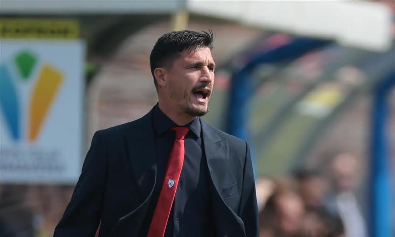 L’ultima spiaggia di Pisacane: a Cagliari arriva l’ombra del "Maestro"