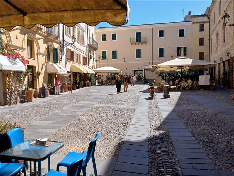 Spazi pubblici, Piazza Civica cambia volto: «Equilibrio tra cittadini e imprese»