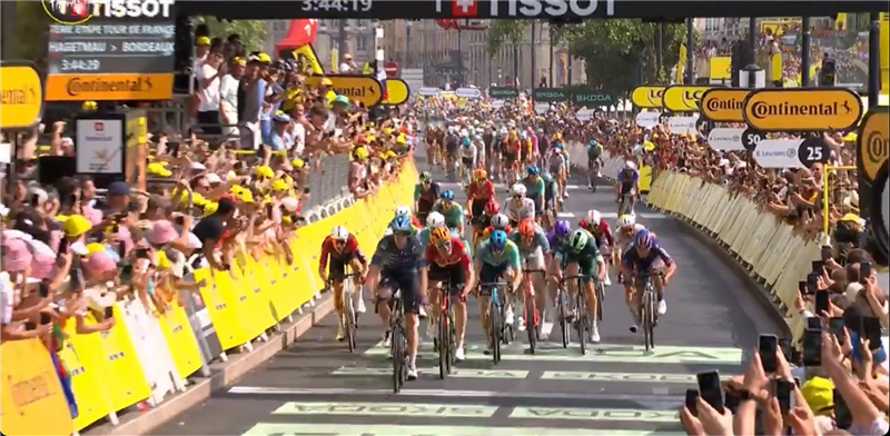 7ª Tappa Tour 2026 – Merlier beffa Philipsen a Bordeaux, Pedersen allunga in verde