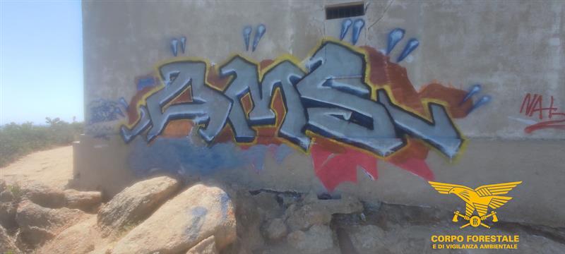 Muravera, graffiti sul faro di Capo Ferrato: denunciati due giovani svizzeri