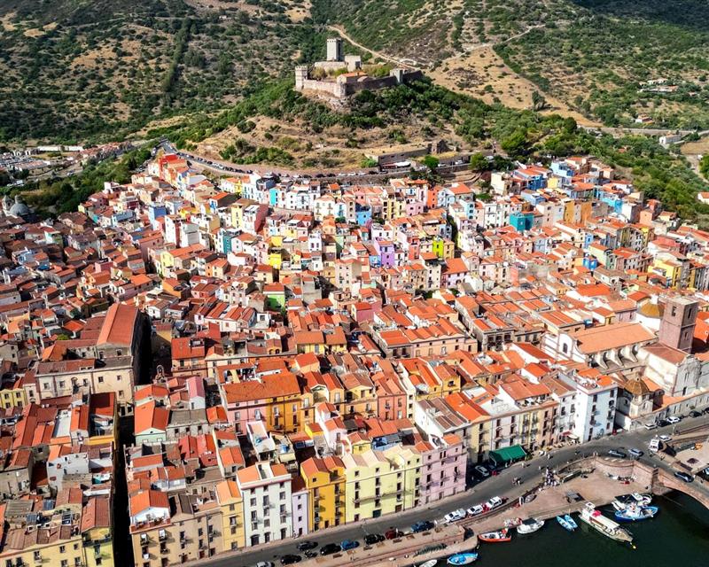 A Bosa il traguardo della 1ª tappa del Giro della Sardegna 2026:  «Vetrina internazionale per la città e il suo territorio»