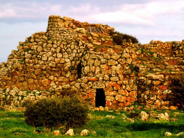Le torri di pietra della Sardegna: Un viaggio nei misteriosi nuraghi