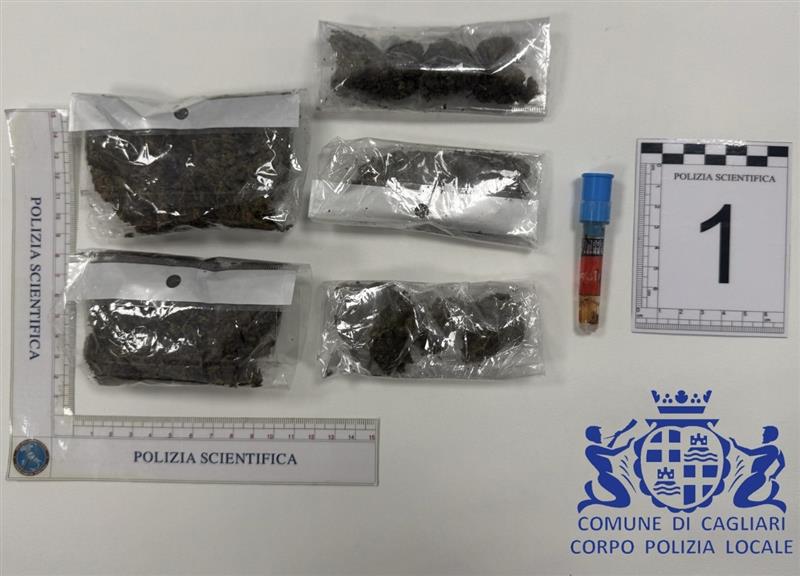Cagliari, fermato in piazza del Carmine: 25enne gambiano arrestato per spaccio