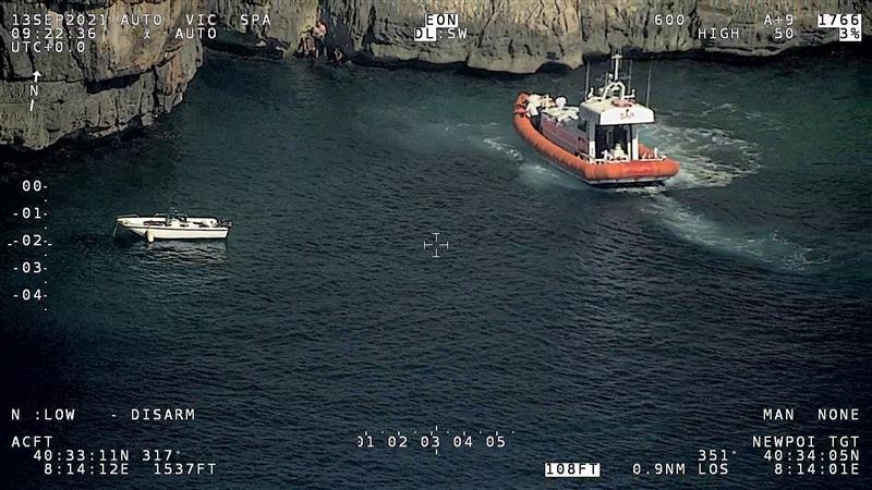 Tre pescatori di frodo algheresi individuati nell'area marina di Capo Caccia - Segnalati da un aereo della Guardia Costiera