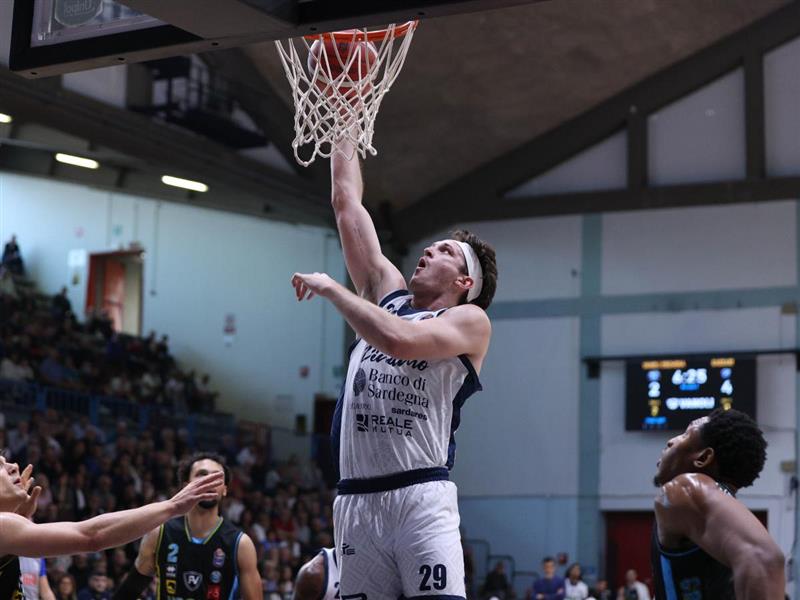 Seconda sconfitta per la Dinamo Sassari. La formazione di coach Bulleri dilapida un vantaggio di 15 punti.