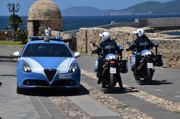 Alghero, due donne denunciate per ricettazione: la Polizia recupera abiti di marca rubati