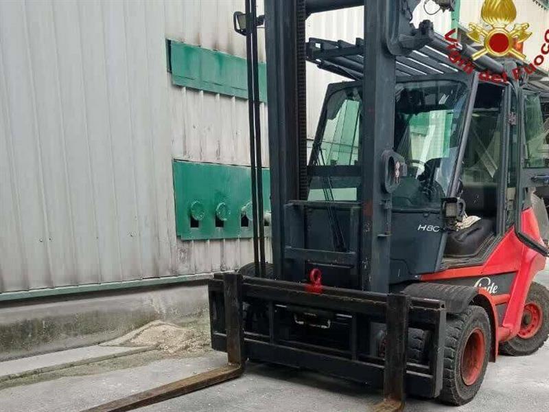 Morire a 40 anni sotto cinquanta quintali. Tragedia alla fornace di Colleferro: il muletto si ribalta, per Erri non c'è scampo