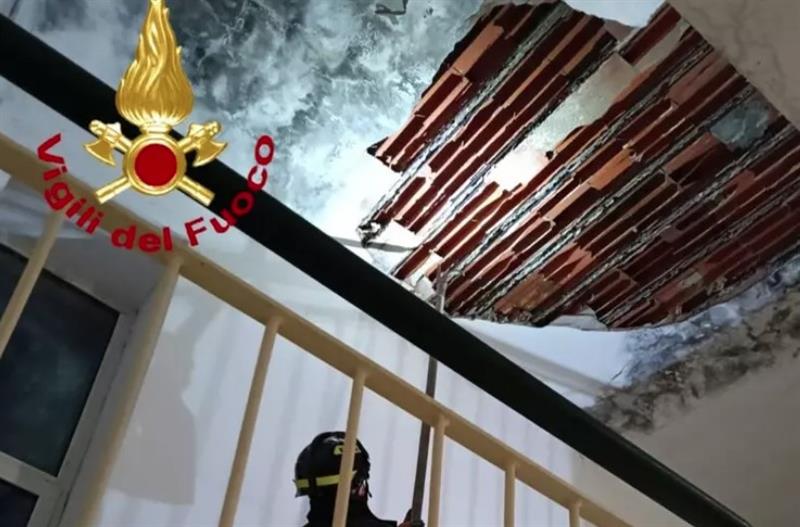 Sassari, la ruggine si mangia il palazzo: crolla il solaio in via Rizzeddu. Quindici famiglie sfollate nella notte