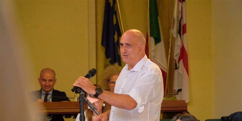 Alghero, Mulas invoca la ruspa sul Palazzo dei Congressi: "Un incubo da 25 miliardi, basta soldi pubblici. Se lo ristrutturate voto contro"