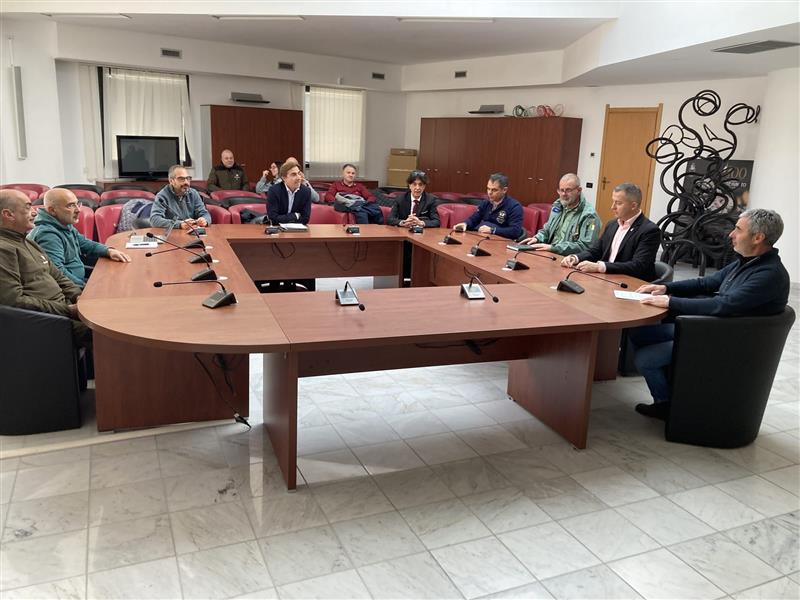 Arbatax, lo sfratto dei mufloni è esecutivo. Scatta il piano: cibo, gabbie e trasloco per liberare la borgata