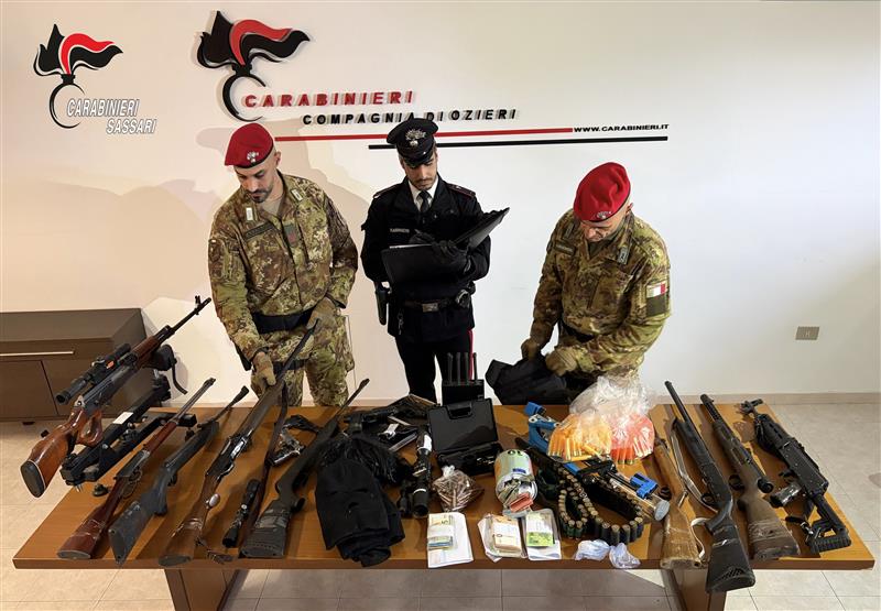 Oschiri, la santabarbara in campagna: Kalashnikov, tritolo e 16 silenziatori. Arrestato un uomo
