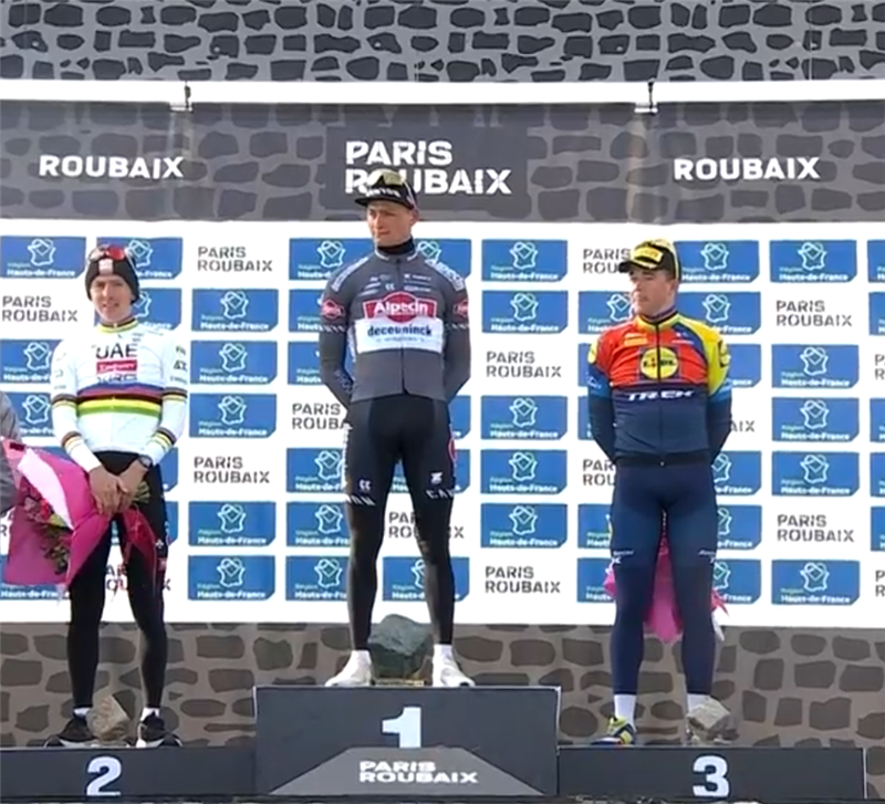 Pogacar beffato da una buca, tripletta di Mathieu van Der Poel che si aggiudica la sua terza Parigi-Roubaix