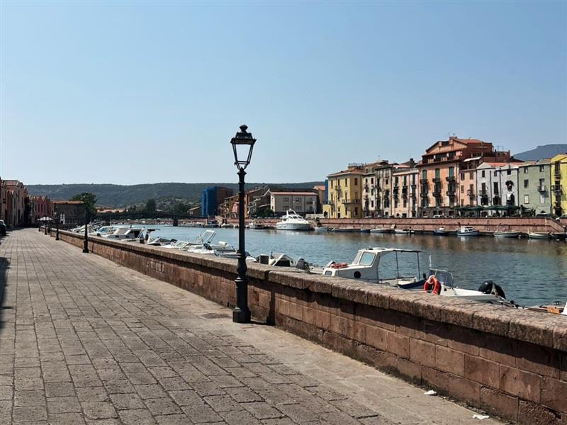 L’automobile cede il passo al fiume: a Bosa il Lungo Temo torna ai pedoni con un mese d