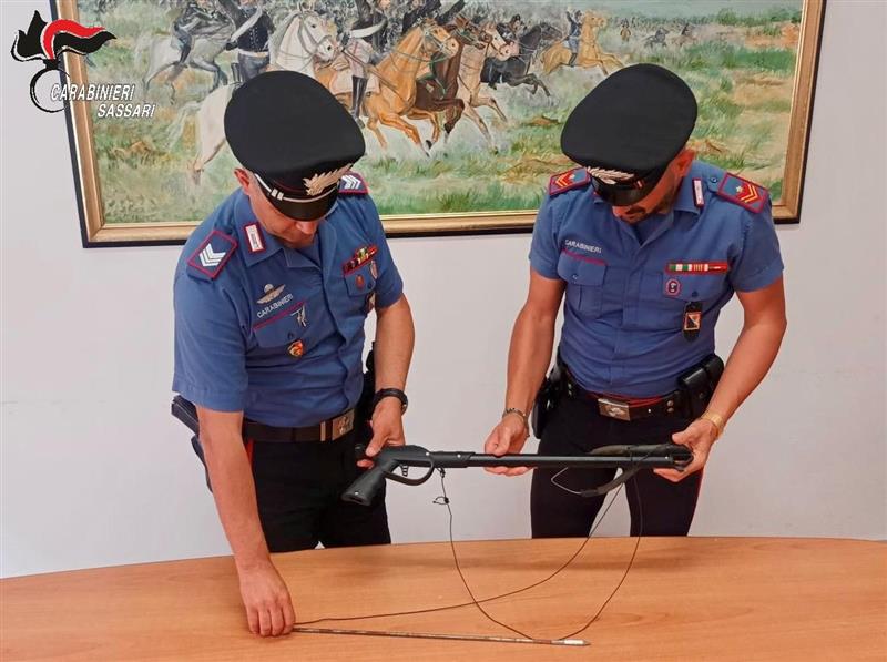 Evade i domiciliari notturni e si aggira nel centro di Olbia con un fucile da sub pronto al tiro