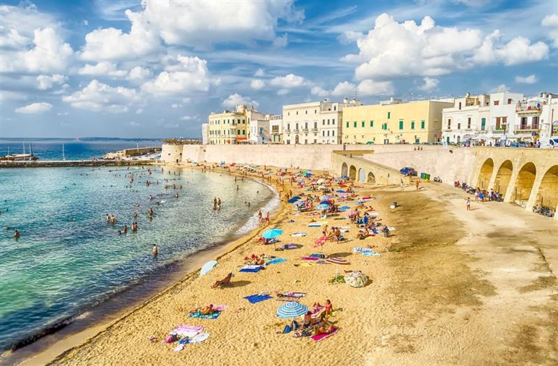 Lecce: si masturba davanti ai bagnanti, denunciato un 76enne