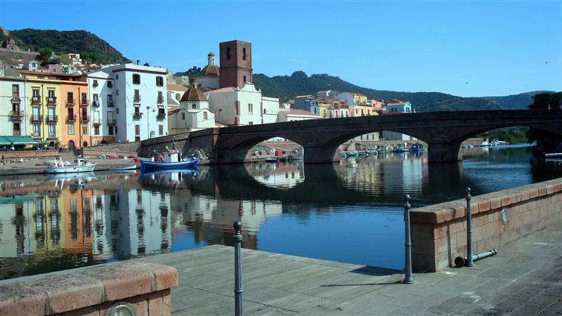 Bosa, parcheggi a pagamento: «Polemiche strumentali, appalto e servizio come da programma»