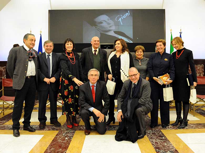 Foto di gruppo giuria e premiate