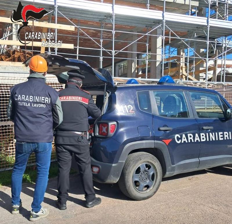 Golfo Aranci, operai "acrobati" senza rete: scatta il blitz, cantiere chiuso. Denunciato il titolare