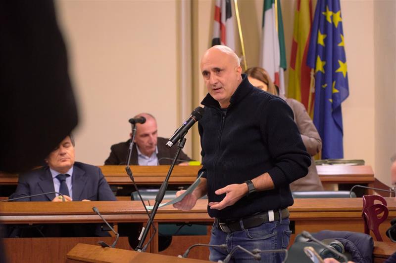 Alghero, requiem per il Palazzo dei Congressi. Mulas: "Idea fallita, il cemento marcisce. Liberiamoci di questo fardello"