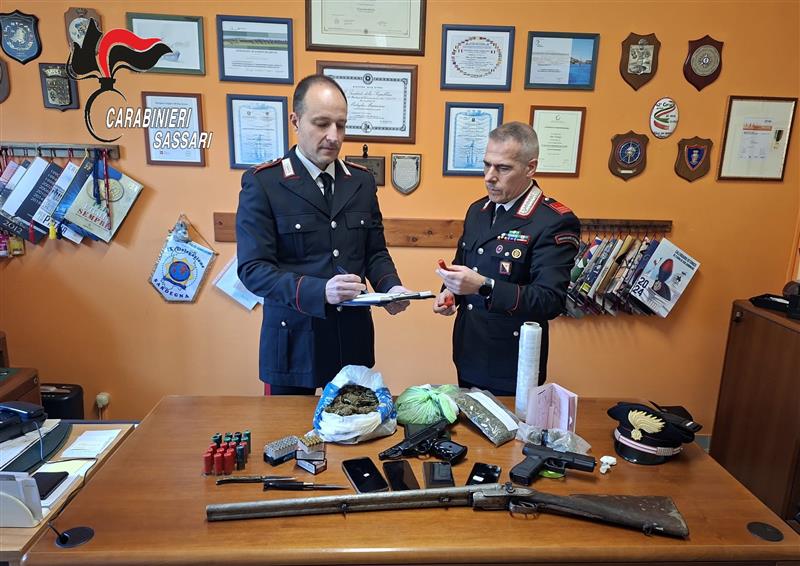 Ittiri, il bazar del crimine in casa: fucili, pistole modificate e un chilo di droga. Due giovani finiscono a Bancali