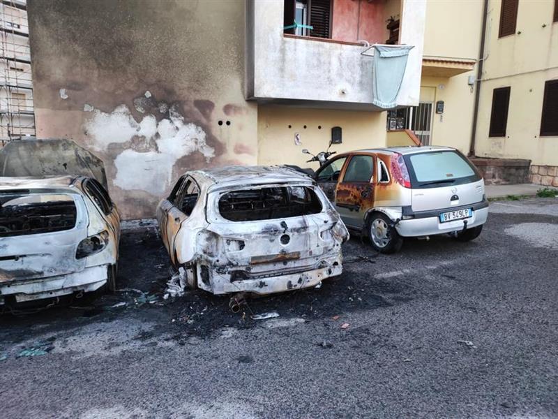 Porto Torres: 25enne trova la sua Alfa Romeo in fiamme - Rogo danneggia anche una Ford Fiesta