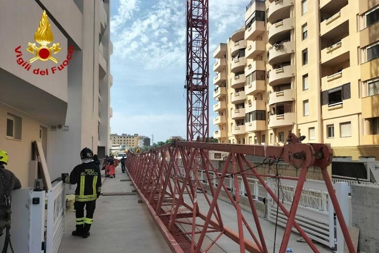 Tragedia sfiorata a Cagliari: Cede il braccio di una gru e si schianta su un palazzo in costruzione