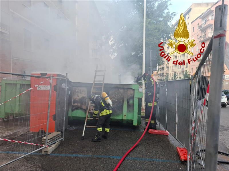 Prende fuoco un cassone per i detriti nel centro di Sassari: i vigili del fuoco bloccano l'incendio prima che si propaghi