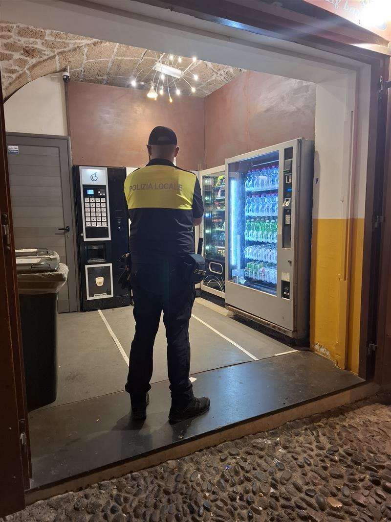 Controlli della Polizia Locale: sanzionato esercizio H24 per vendita di alcolici senza verifica dell’età degli acquirenti.