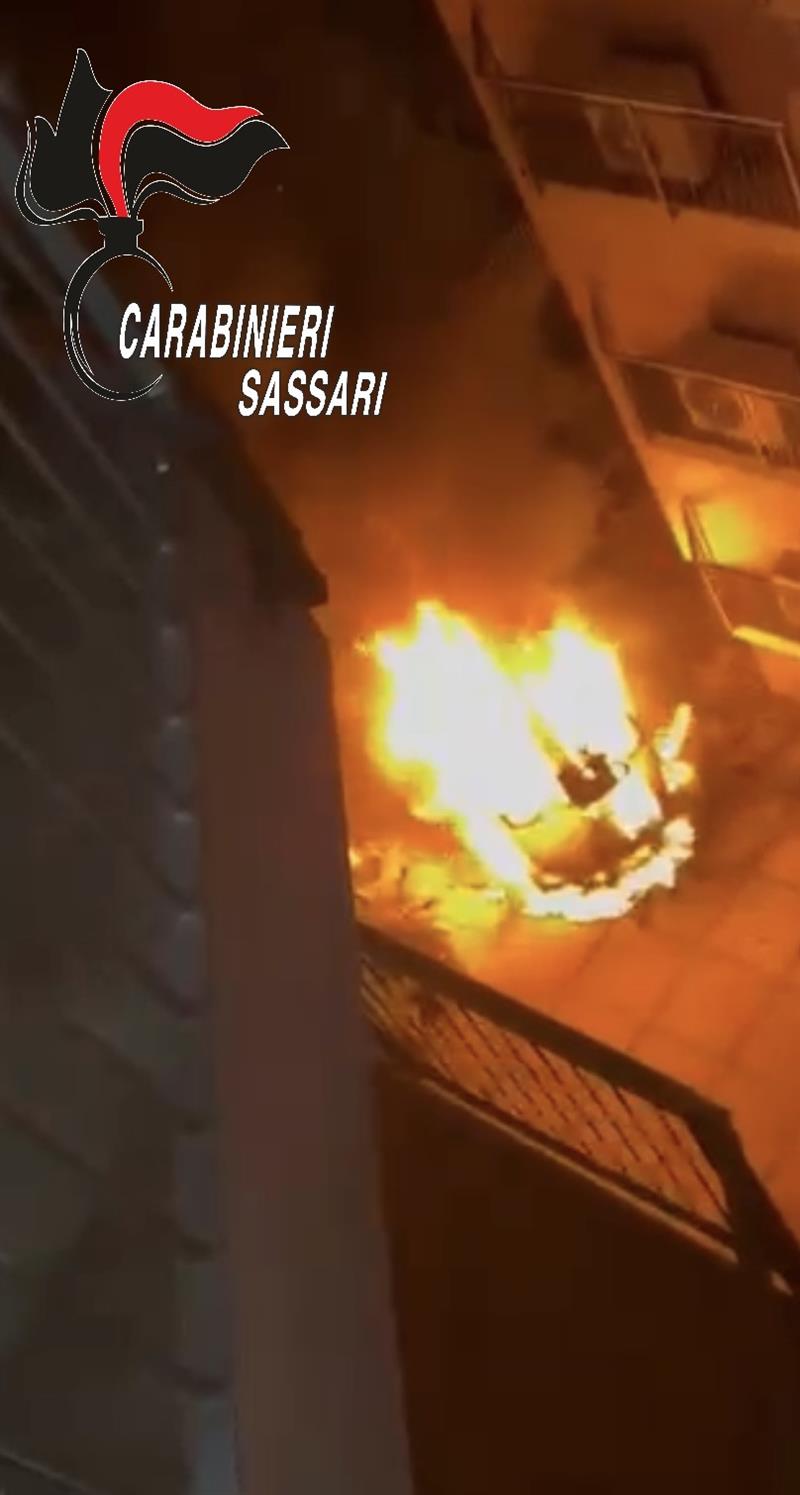 Sassari, incendi a Largo Budapest: arrestato un uomo per atti persecutori e danneggiamento a seguito di incendio