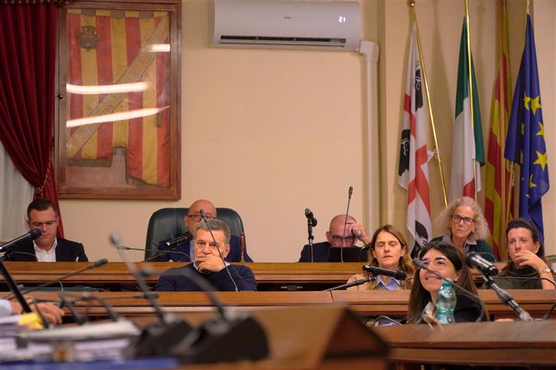 Alghero, consiglio a singhiozzo: nervi tesi sui numeri e comunicati per raccontare la stessa seduta