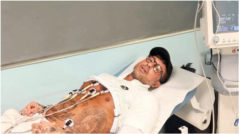 Corona in ospedale, scatta il ricovero in cardiologia. Lui accusa: «Sono le macumbe di Signorini»