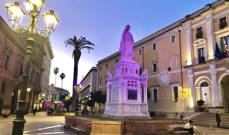 Oristano, il branco colpisce in centro: 14enne pestato per una bici. Due denti rotti e tanta paura