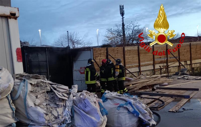 Fiamme nel cantiere del nuovo terminal a Porto Torres: i Vigili del Fuoco scongiurano l