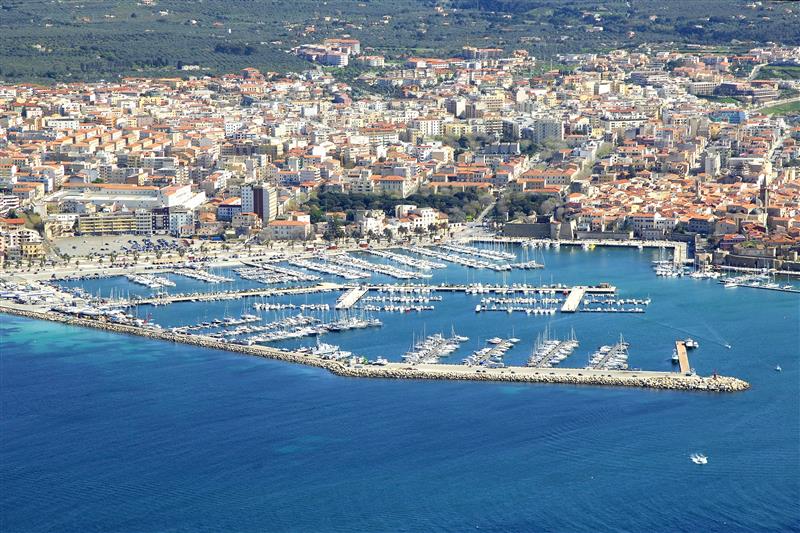 Consorzio del Porto di Alghero sempre in piena attività: fiere, servizi, sport. Restano ancora alcune “zavorre”
