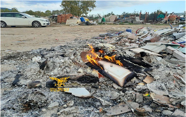 Capoterra, bruciava rifiuti in un terreno agricolo: denunciato il titolare di un’impresa edile