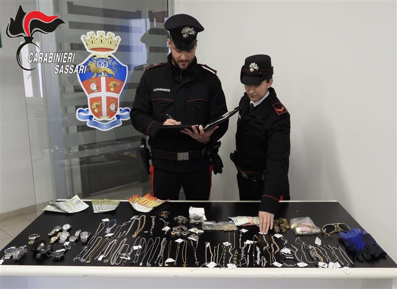 Valledoria, notte di vetri rotti: svaligia edicola e gioielleria. Preso con 3.500 euro di refurtiva